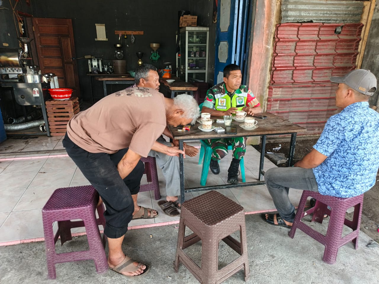 Jalin Kedekatan Bersama Warga, Babinsa Laksanakan Komsos