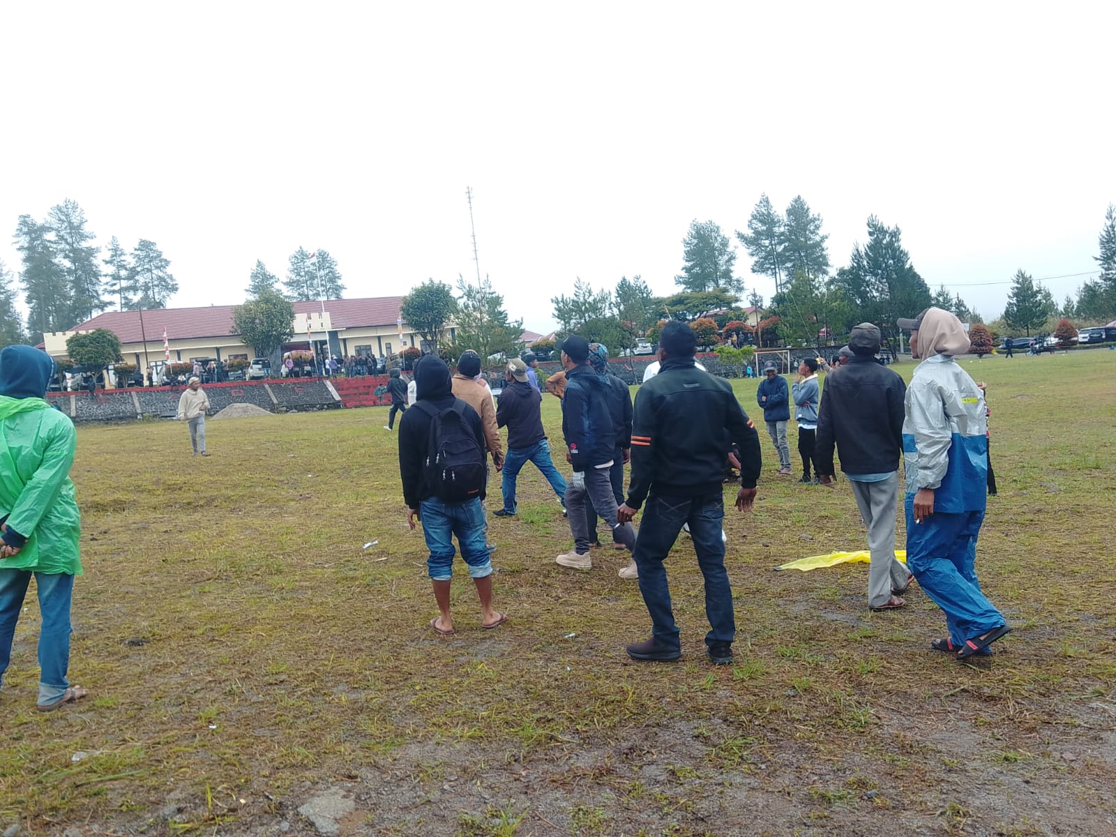 Lapangan Hijau Kompi 3 Bataliyon B Pelopor Bener Merah Di Padati Warga Dalam Kegiatan Lomba Layang Tunang