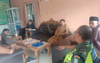 Babinsa Komsos Ajak Aparatur Kampung Aktif Berikan Himbauan Kepada Masyarakat Menjaga Lingkungan