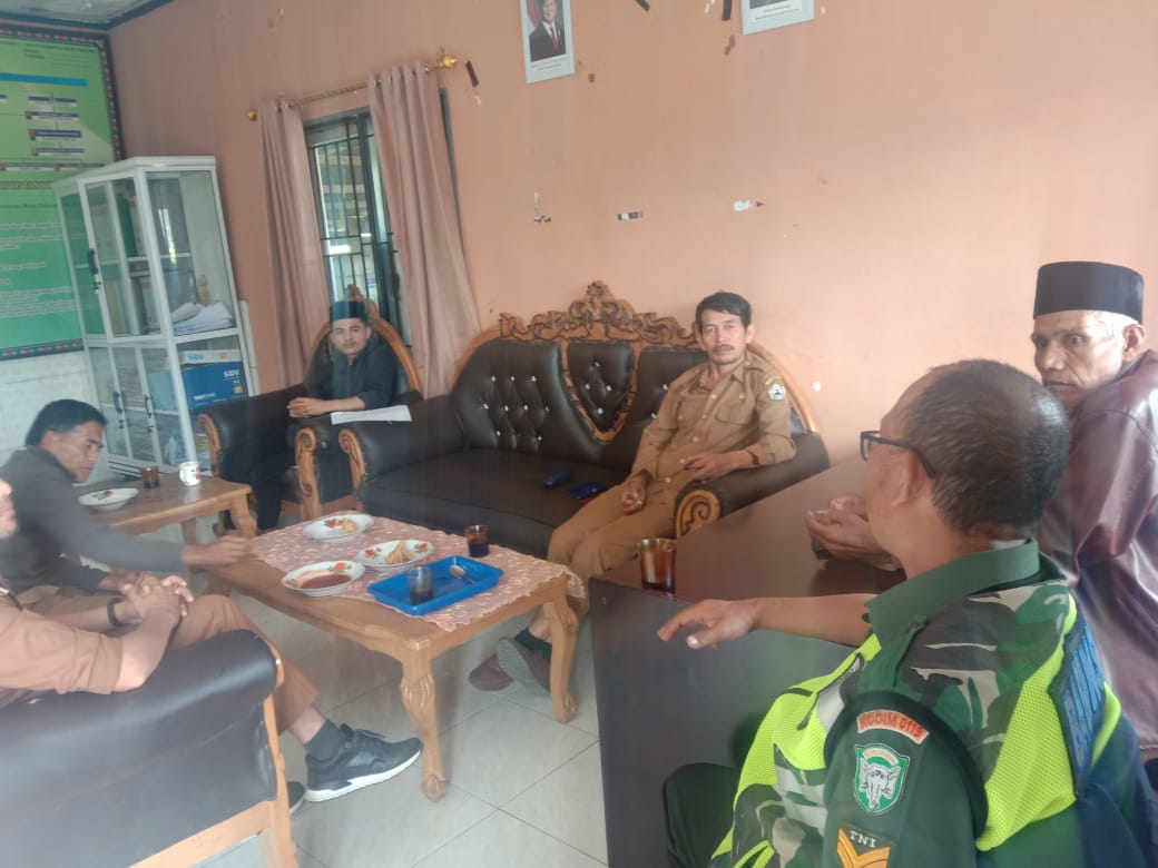 Babinsa Komsos Ajak Aparatur Kampung Aktif Berikan Himbauan Kepada Masyarakat Menjaga Lingkungan