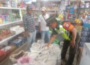 Pastikan Daya Beli Terhadap Sembako Terjaga, Babinsa Cek Langsung Harga-harga Di Pasaran
