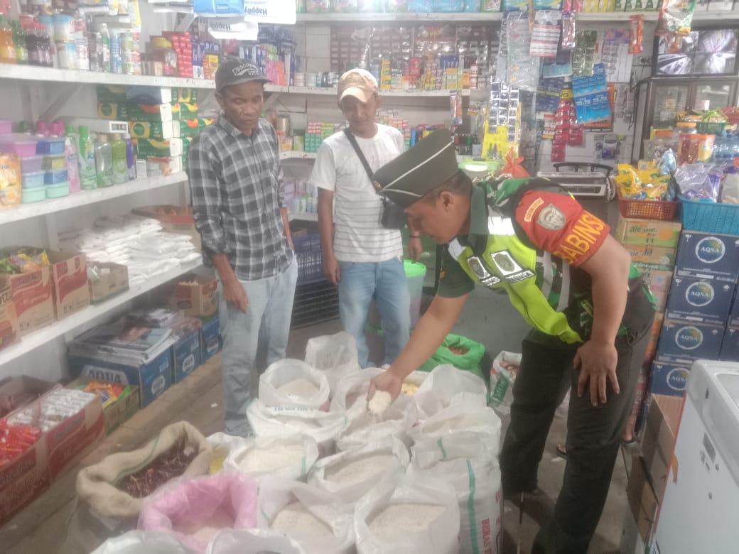 Pastikan Daya Beli Terhadap Sembako Terjaga, Babinsa Cek Langsung Harga-harga Di Pasaran