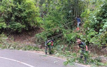 Babinsa Dengan Masyarakat Potong Bambu Babinsa Dengan Masyarakat Potong Bambu