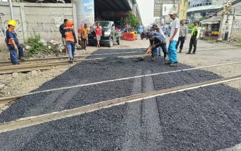 KAI Daop 1 Jakarta Tingkatkan Keselamatan di Perlintasan Sebidang Cikampek dengan Pengerasan Jalan