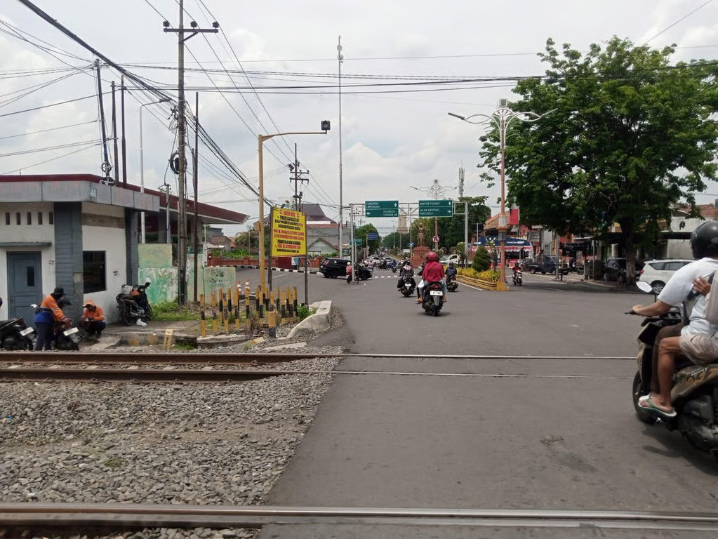 KAI Daop 8 Surabaya Lakukan Perbaikan Jalan Perlintasan di Mojokerto, Imbau Pengguna Jalan Gunakan Jalur Alternatif