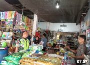 Babinsa Datangi Toko-toko Sembako, Cegah Oknum Pedagang Nakal Naikkan Harga Sembako