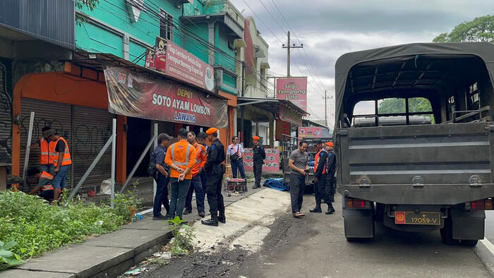 Lindungi Aset Negara, KAI Daop 8 Surabaya Tertibkan Bangunan di Emplasemen Stasiun Lawang
