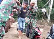 Personel Satgas Penanggulangan Bencana Bantu Penyebrangan Anak-Anak Dan Lansia Di Jembatan Darurat Umah Besi