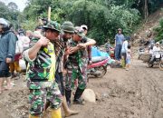 Akses Jalan Umah Besi Licin, TNI Evakuasi Pengendara Roda Dua yang Terjatuh