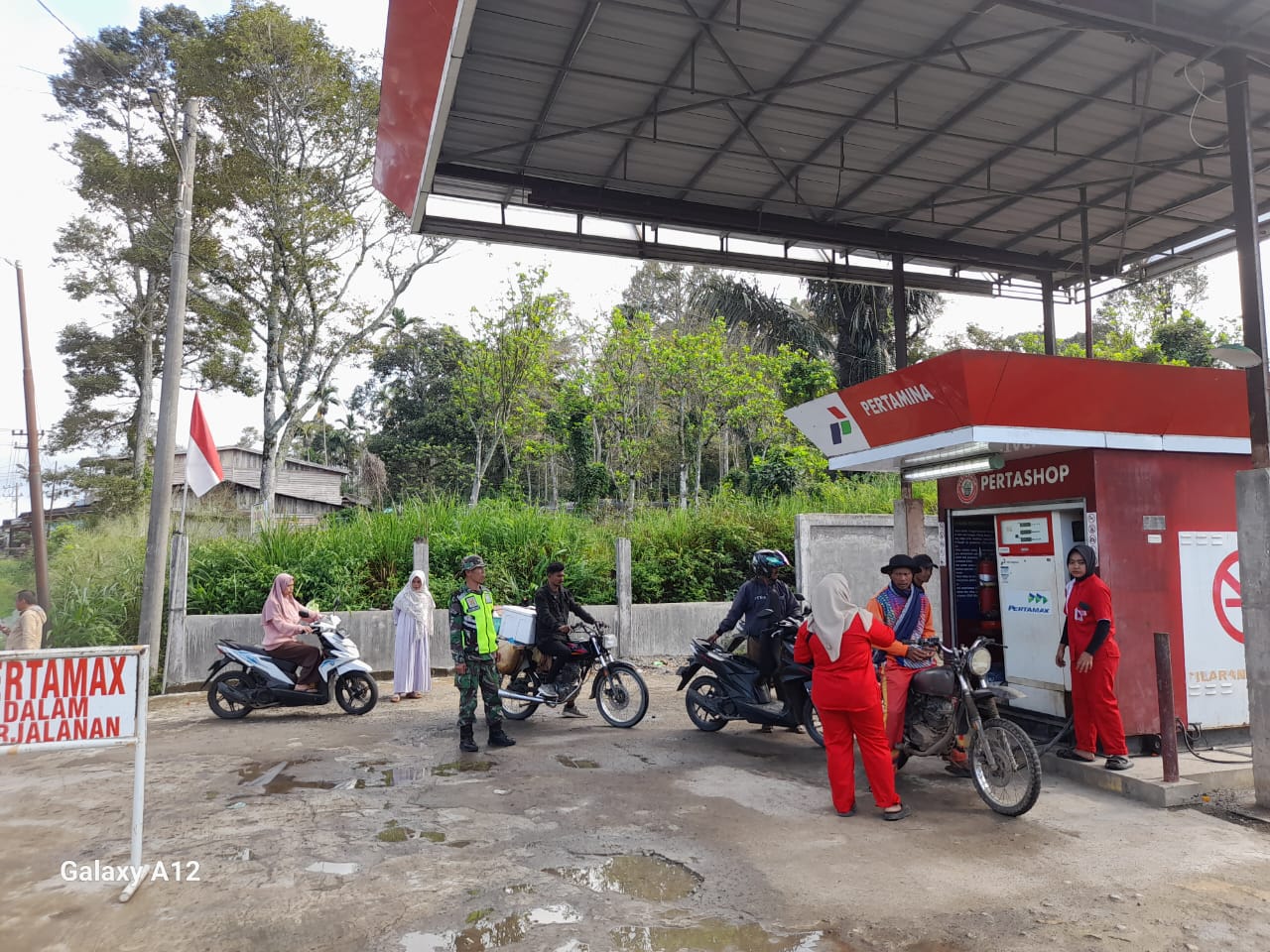 TNI Dampingi Pengamanan Dan Pendistribusian BBM Jenis Pertamax Di Pertashop Blang Rakal