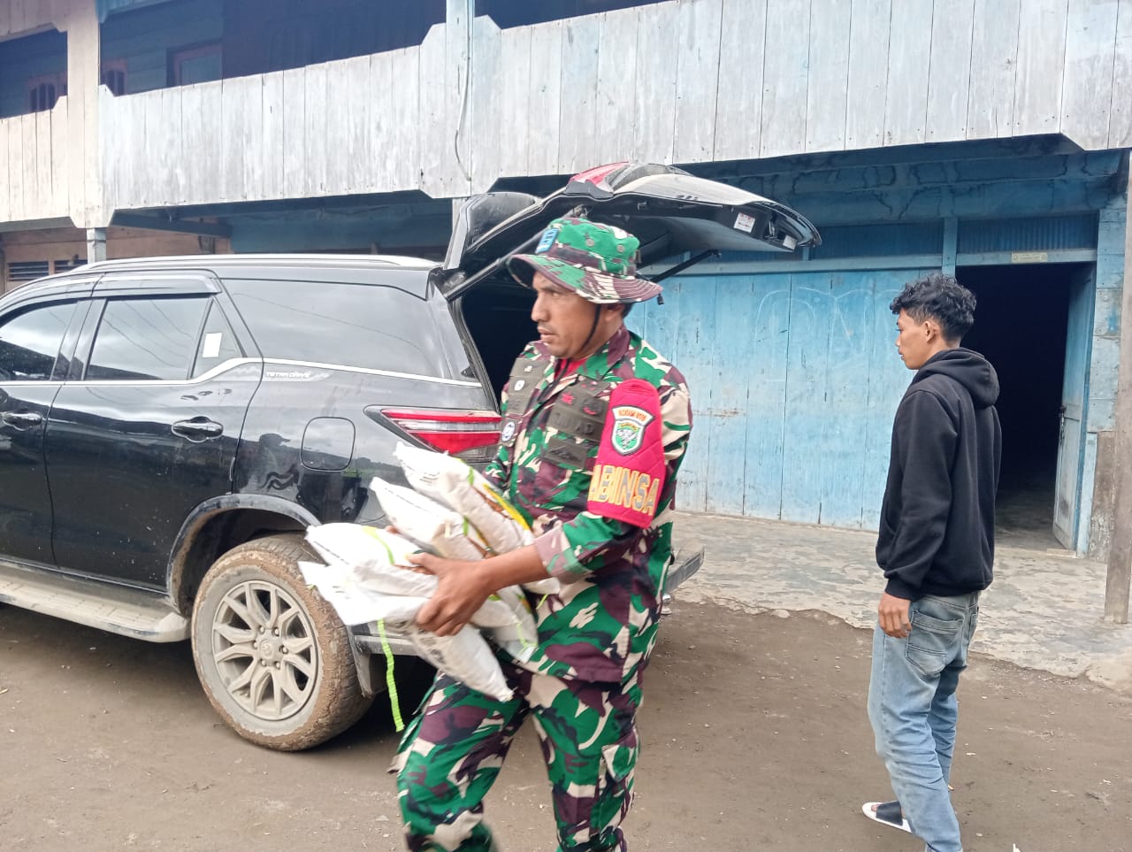 Babinsa Koramil 05/Permata Dampingi Pama Peduli Bencana Salurkan Bantuan Untuk Masyarakat