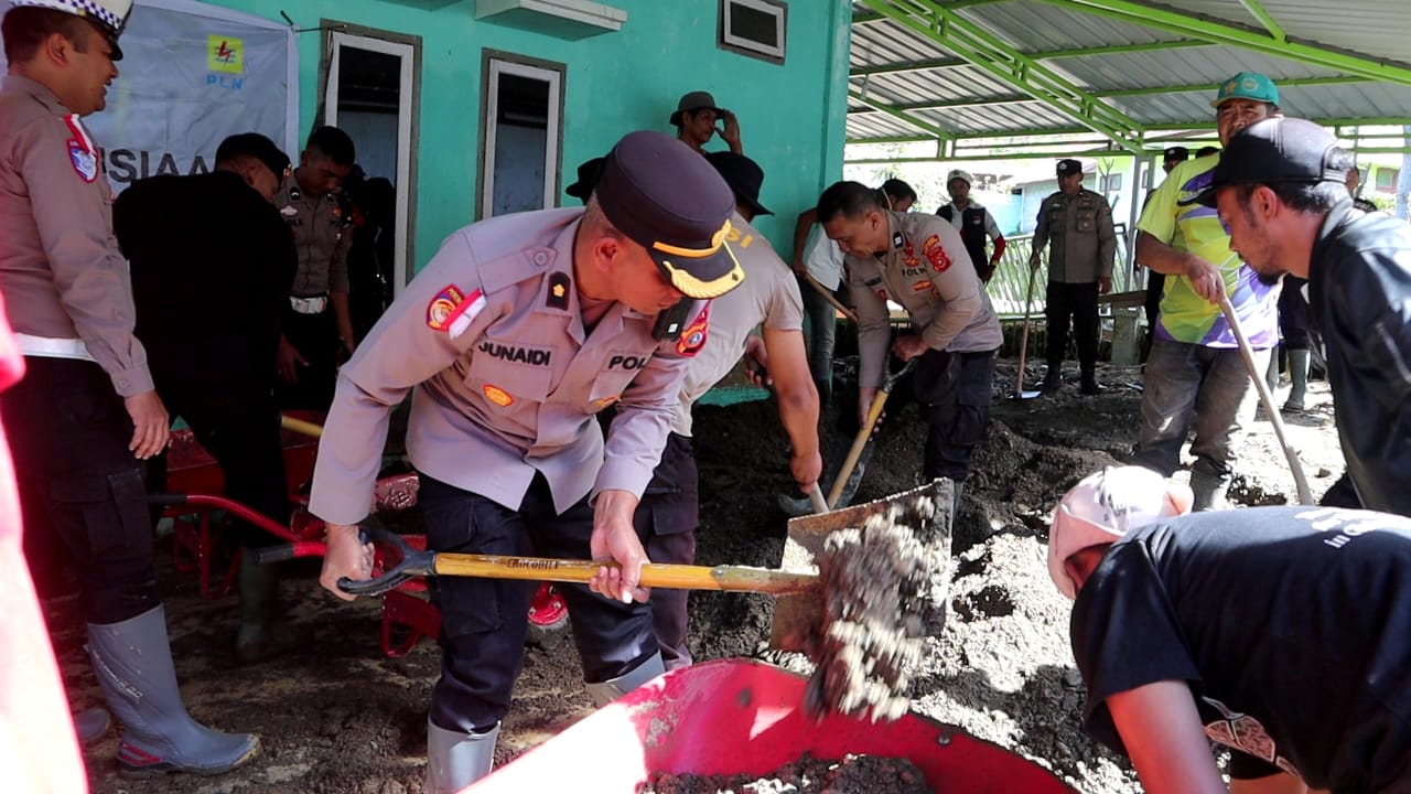 Polres Aceh Tengah Bersama Sat Brimob Polda Aceh dan GMNI Gotong Royong Pulihkan Fasilitas Layanan Kesehatan