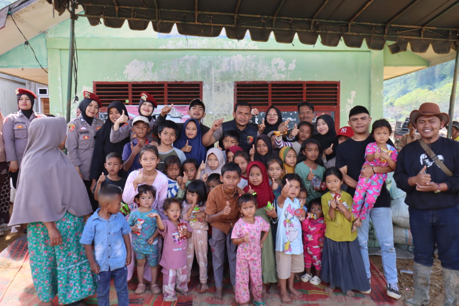 Polres Aceh Tengah Bersama Aliansi Mahasiswa Takengon–Bener Meriah Salurkan Bantuan dan Hibur Warga Terdampak Bencana