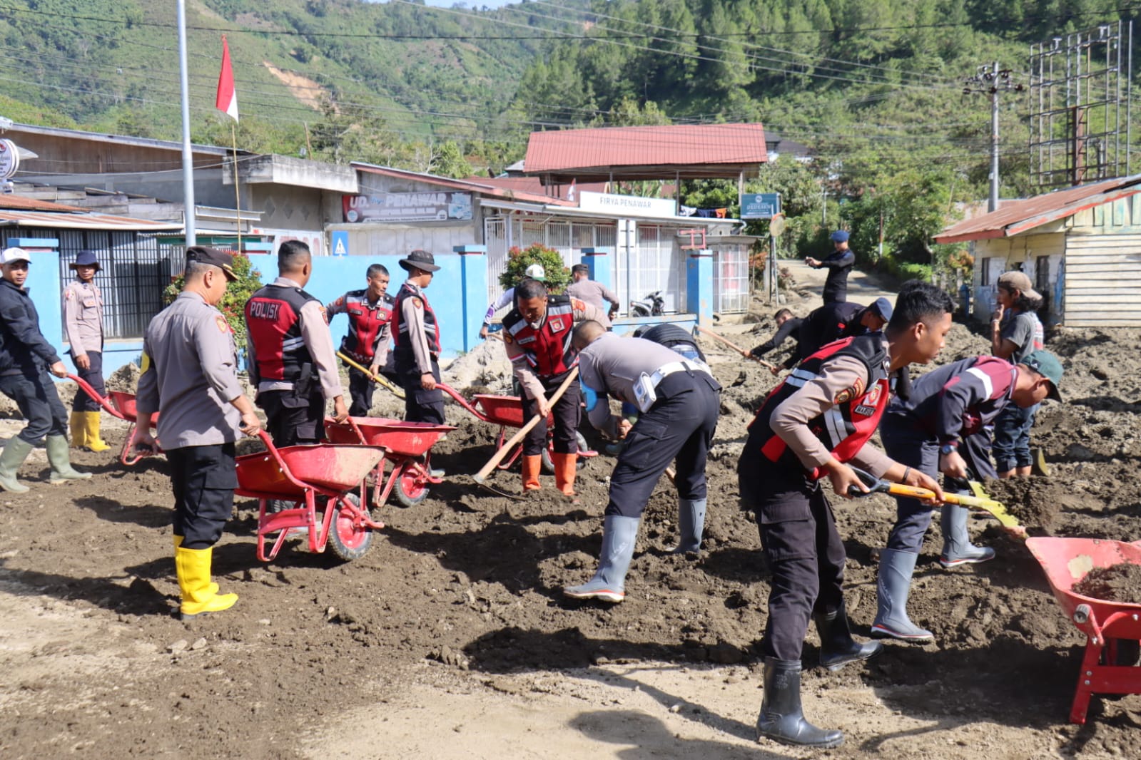 Sinergi Untuk Negeri, Polres Aceh Tengah Bersama Sat Brimob dan Aliansi GMNI Pulihkan Fasilitas Publik