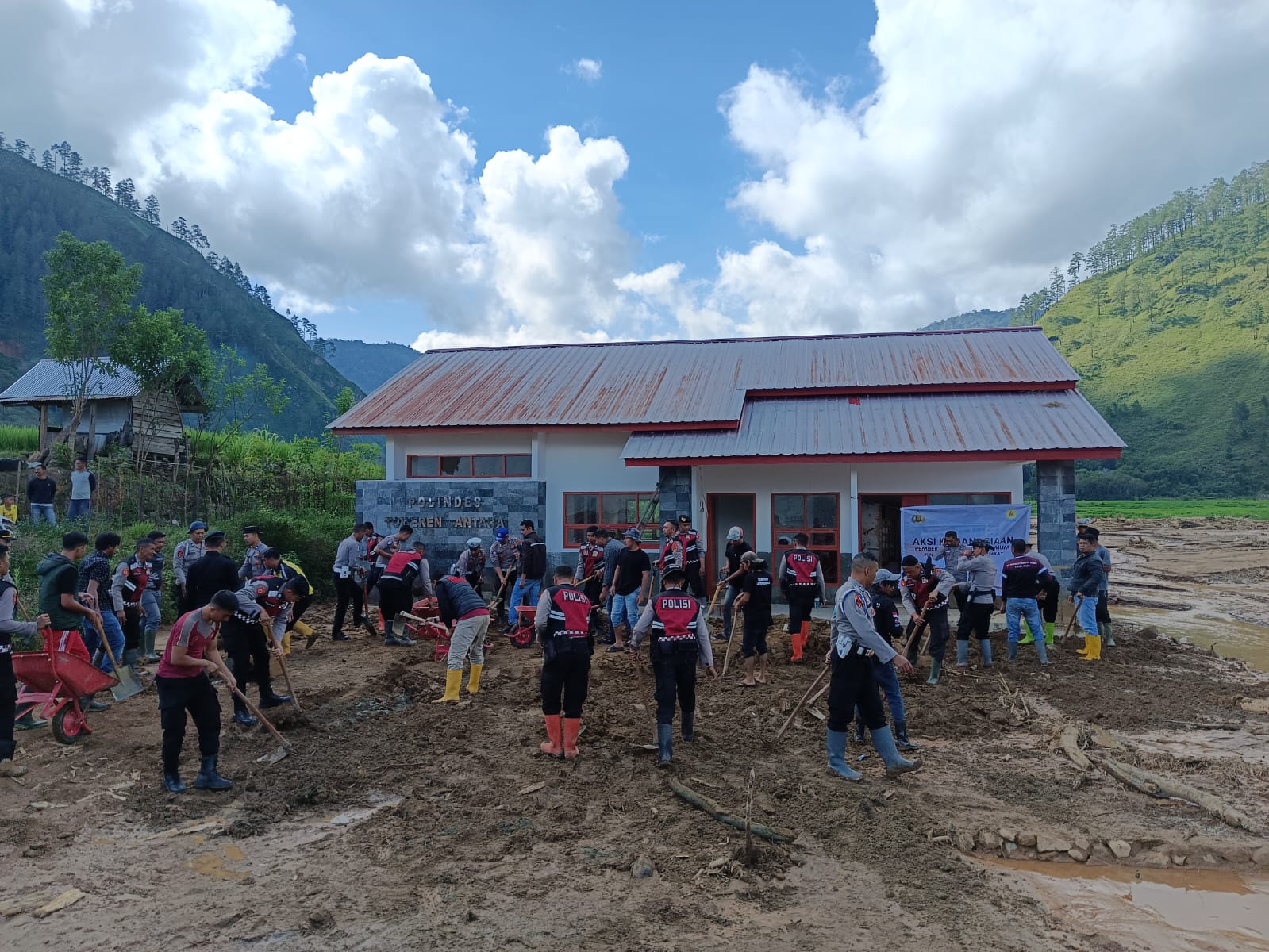 Polres Aceh Tengah, Sat Brimob Polda Aceh dan GMNI Gotong Royong Pulihkan Posyandu Pasca Bencana Polres