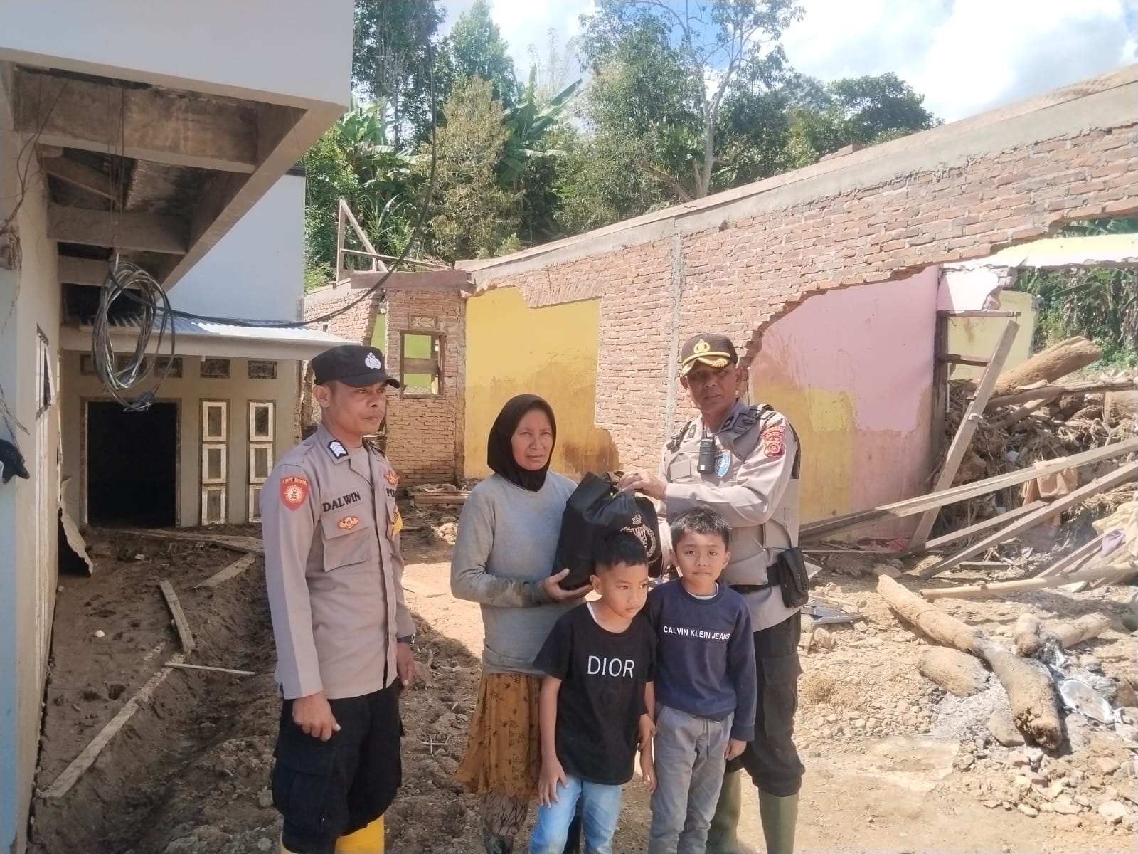 Dengan Sepeda Motor, Polres Aceh Tengah Distribusikan Bantuan Logistik ke Warga Terdampak Bencana di Tiga Kecamatan