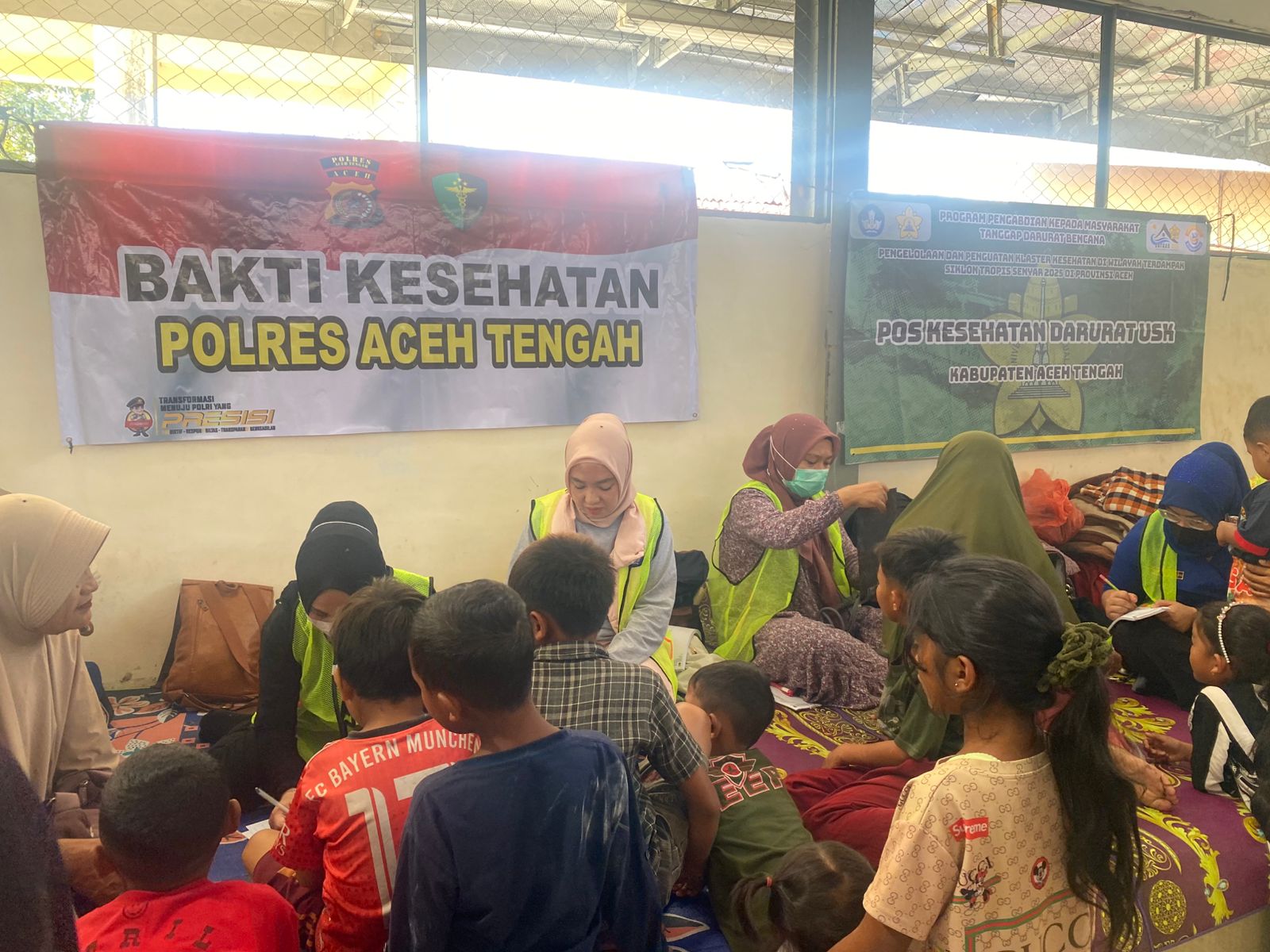Polres Aceh Tengah Hadirkan Layanan Cek Kesehatan bagi Warga Terdampak Bencana di Posko Pengungsian Ketol