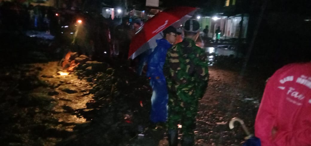 Desa Lampahan Kembali Dilanda Banjir, Prajurit TNI Koramil 03/TG Siaga Dilokasi