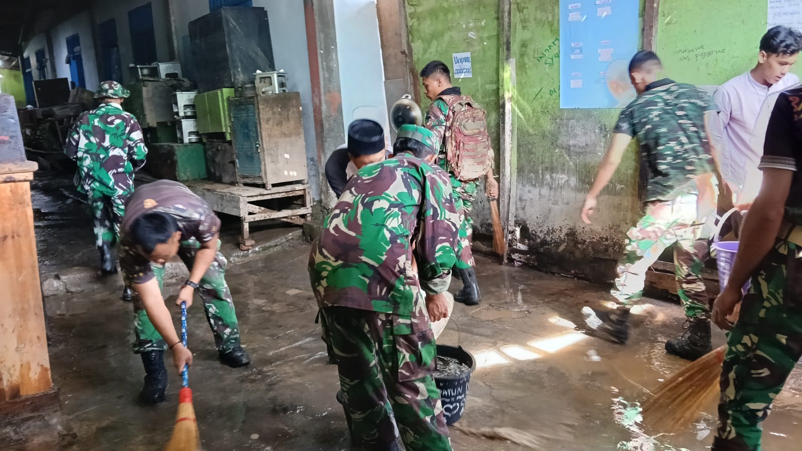 Anggota Kodim 0106/Aceh Tengah Karya Bakti Bersihkan Pasca Banjir Bandang 2025