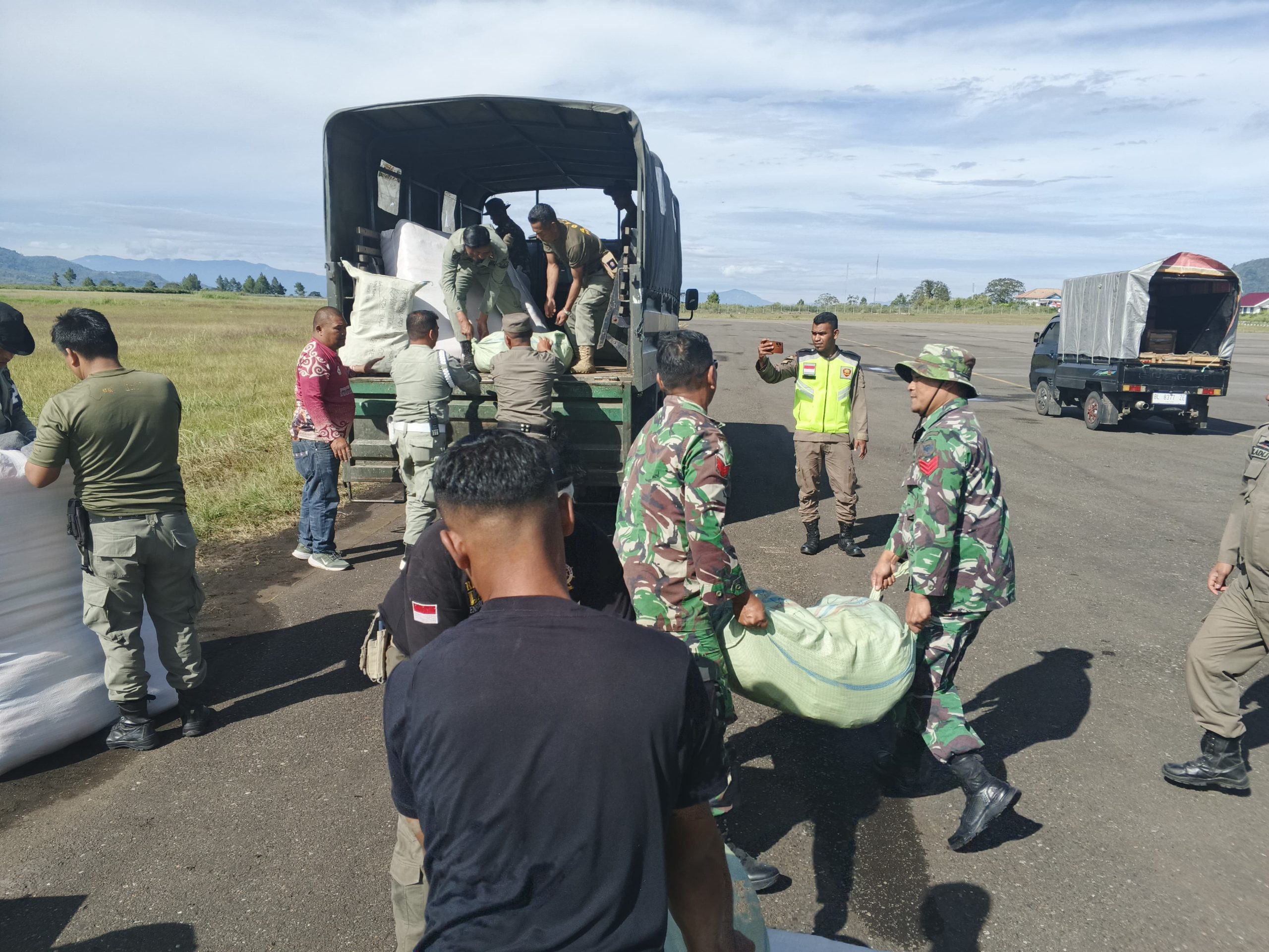 Masa Tanggap Darurat Diperpanjang, TNI Dan Dinas Terkait Kerja Keras Turunkan Bantuan Dari Pesawat