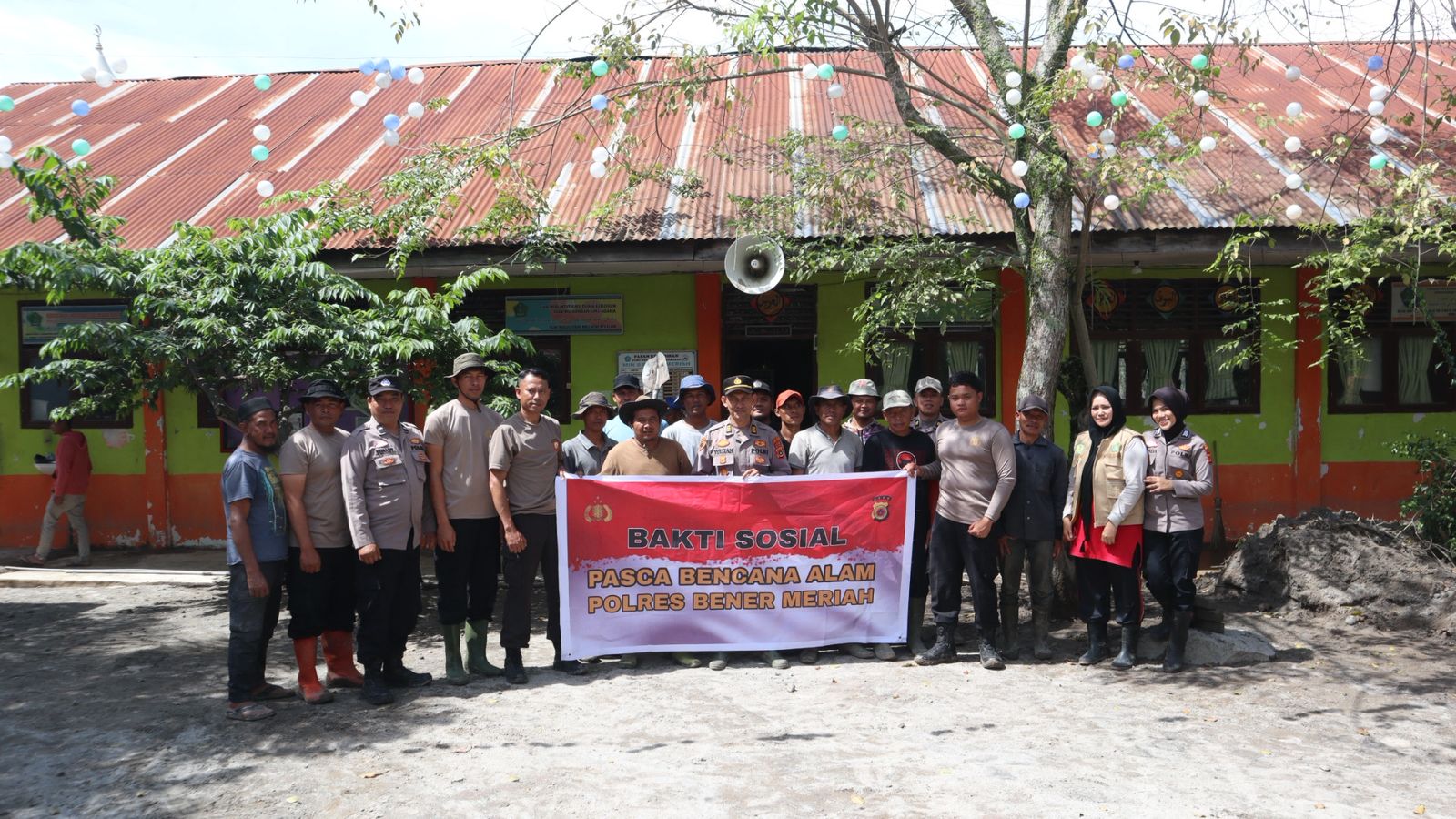 Tangan Bersatu, Harapan Kembali: Polres Bener Meriah Bersama Warga Gotong Royong Pulihkan MIN 8 Lampahan