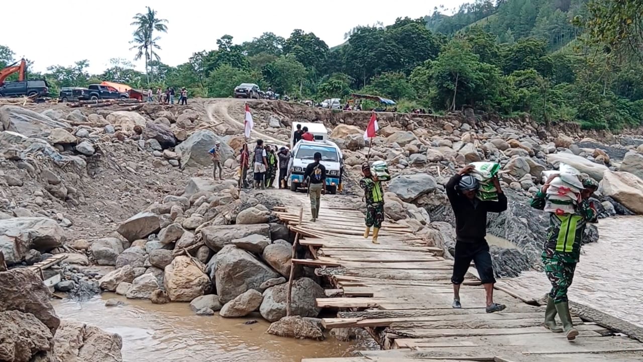 Danpos Ramil 01/Bandar bersama Tiam Relawan Salurkan Bantuan logistik Dengan Berjalan Kaki di Syiah Utama