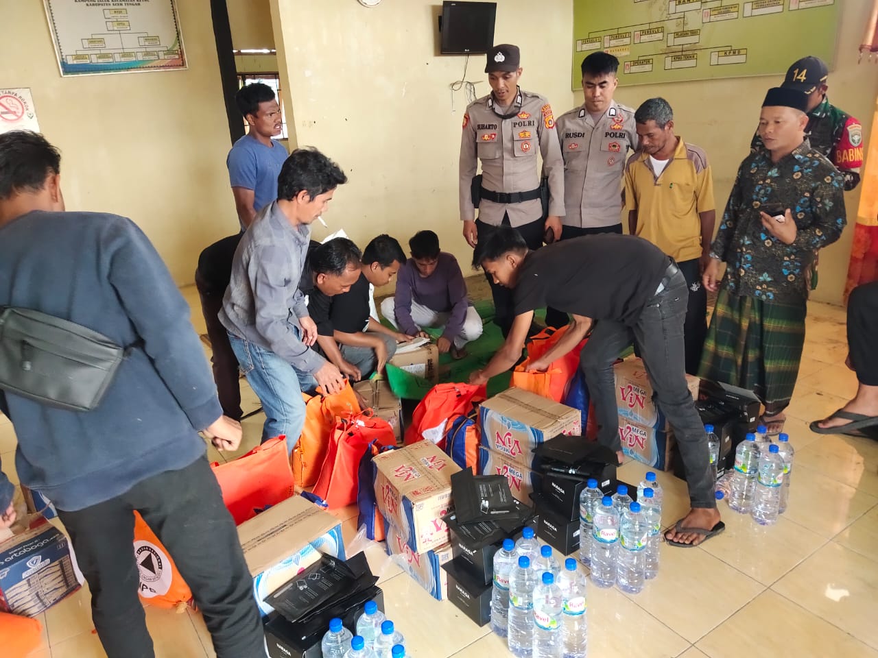 TNI–Polri Amankan Distribusi Bantuan Kemanusiaan via Helikopter BNPB untuk Warga Kampung Bah dan Jaluk