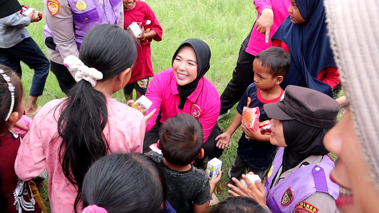 Bhayangkari Peduli, Kapolres dan Ketua Bhayangkari Cabang Aceh Tengah Hibur Warga dan Salurkan Bantuan di Pengungsian Ketol