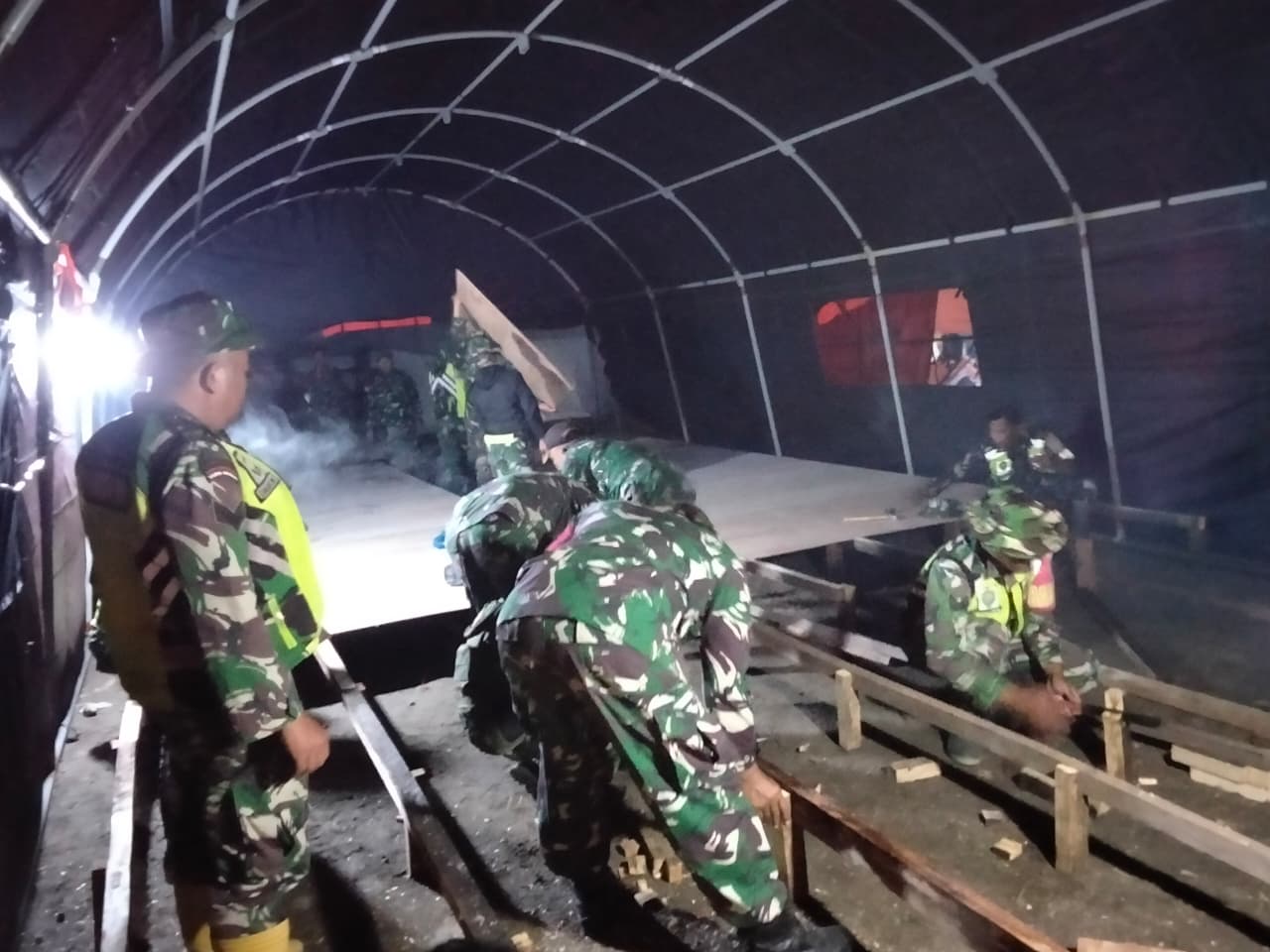 Satgas Gulbencal Kodim 0119/BM Bagun Fasilitas Di Tenda-tenda Pengungsian