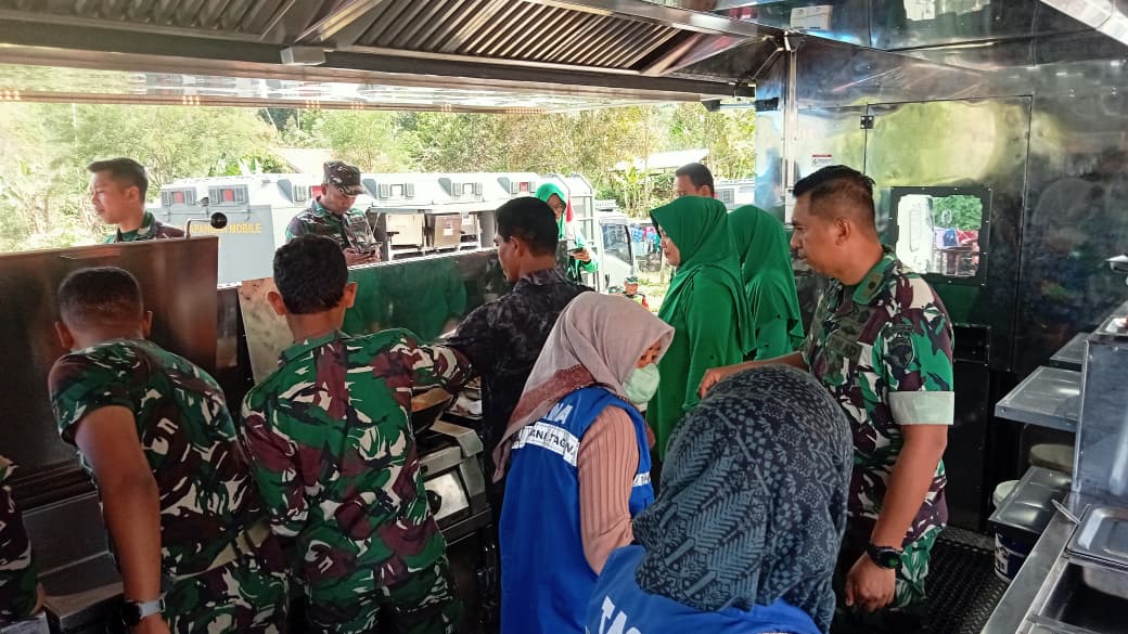Bekngdam Iskandar Muda Dirikan Dapur Umum Untuk Pengungsi Dua Desa.