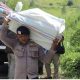 Polres Aceh Tengah dan Brimob BKO Dampingi Relawan Salurkan Bantuan serta Hibur Warga Terisolir di Ketol