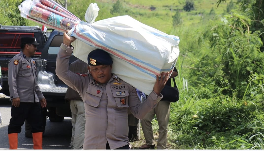 Polres Aceh Tengah dan Brimob BKO Dampingi Relawan Salurkan Bantuan serta Hibur Warga Terisolir di Ketol