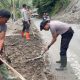 Pulihkan Mobilitas Warga, Personel Polres Bener Meriah Bersihkan Material Longsor di Jalan Pascabencana