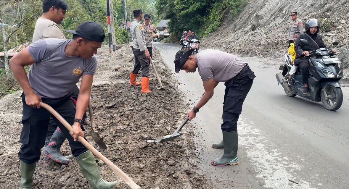 Pulihkan Mobilitas Warga, Personel Polres Bener Meriah Bersihkan Material Longsor di Jalan Pascabencana