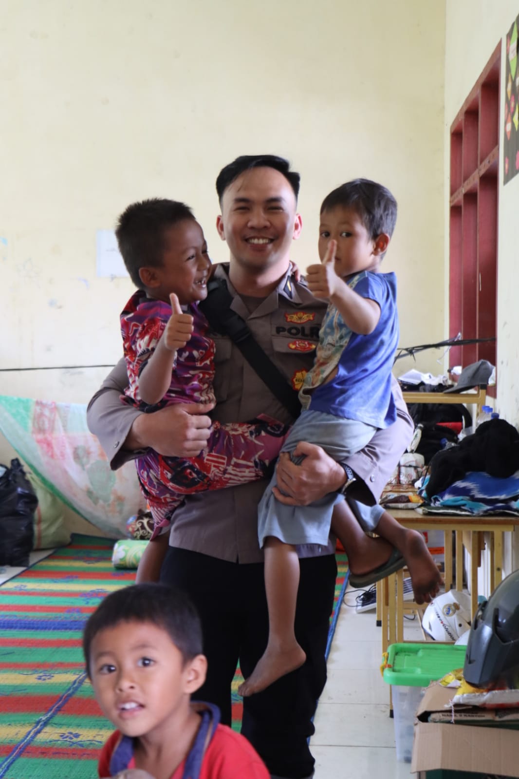 Polri Bersama Relawan Hibur dan Bangun Keakraban dengan Anak-Anak di Posko Pengungsian Aceh Tengah