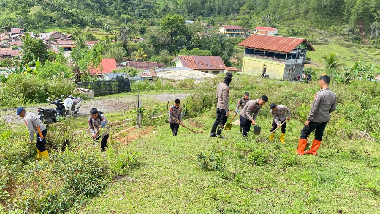 Polsek Linge dan BKO Brimob Polda Aceh Gotong Royong Bantu Gali Kubur dan Pulihkan Akses Jalan 