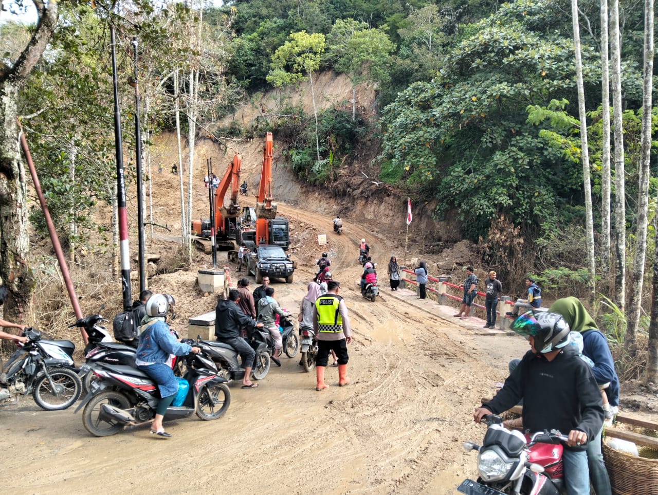 TNI–Polri di Aceh Tengah Kawal Pembersihan dan Pembukaan Akses Utama Takengon–Nagan Raya