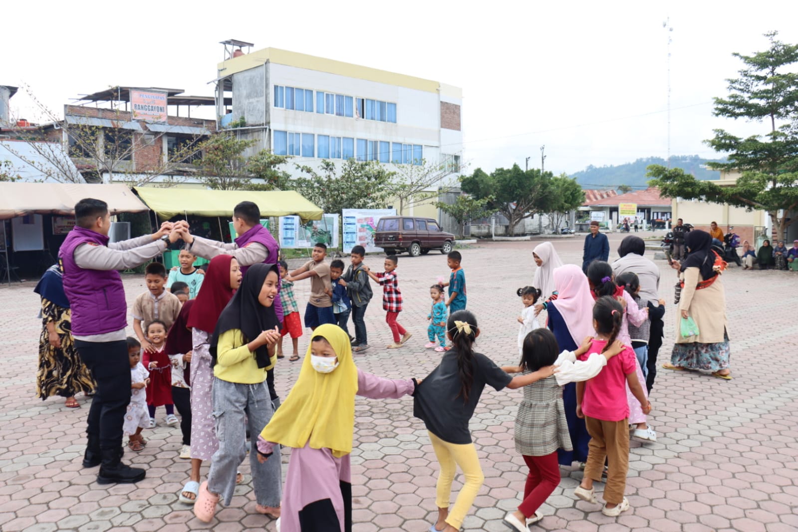 Polri Hadirkan Keceriaan di Posko Pengungsian Aceh Tengah, Pulihkan Trauma Anak Pascabencana