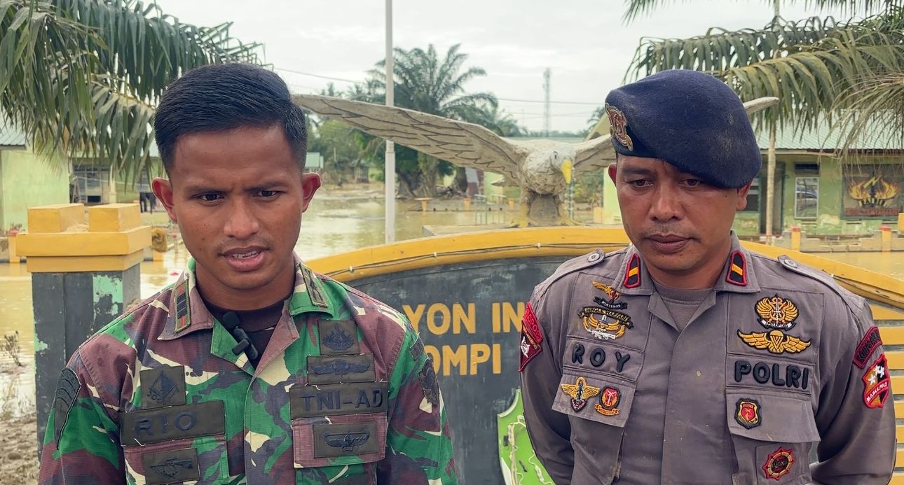 Wujud Sinergitas TNI–Polri, Bersihkan Material Sisa Banjir di Mako Kompi Senapan A Aceh Tamiang