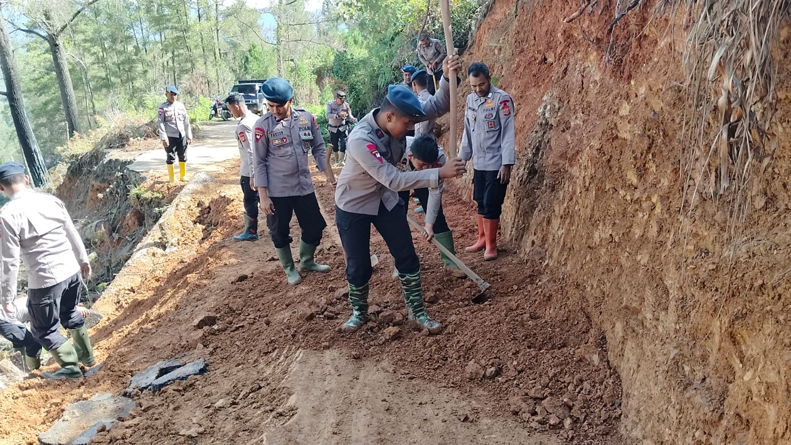 Polri di Aceh Tengah Hadir Pulihkan Akses Jalan Tertutup Pohon Tumbang dan Jalan Putus