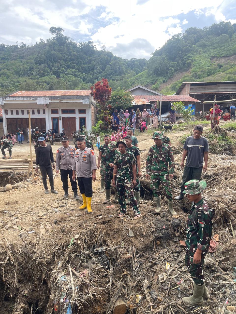 TNI–Polri di Aceh Tengah Gotong Royong Bersihkan Material dan Bangun Jembatan Akses Warga