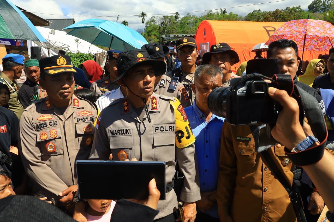 Kapolres Bener Meriah Dampingi Kapolda Aceh Salurkan Bantuan untuk Pengungsi Banjir dan Longsor