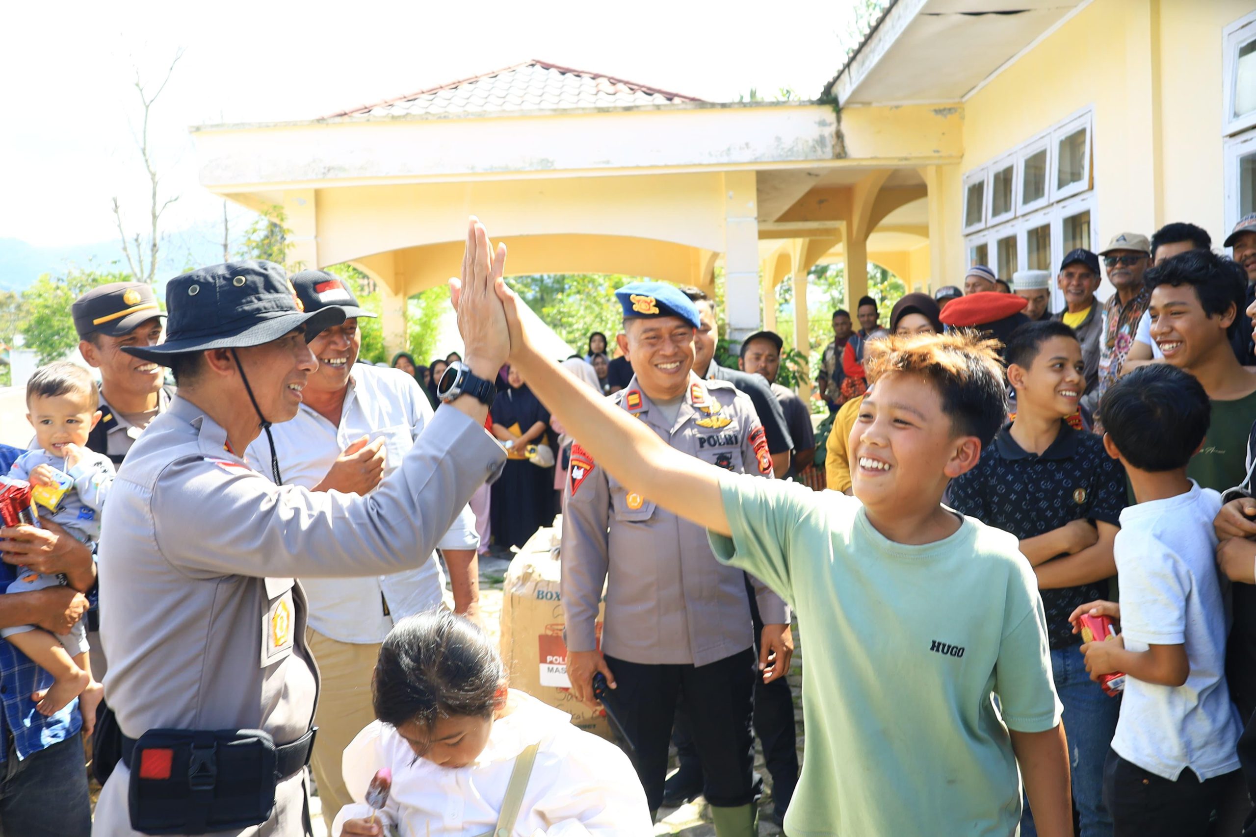 Pascapanik Aktivitas Gunung Burni Telong, Kapolres Bener Meriah Dampingi Kapolda Aceh Kunjungi Pengungsian Warga