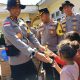 Kapolda Aceh Sapa dan Hibur Anak-Anak di Posko Pengungsian Pasca Kepanikan Gunung Burni Telong