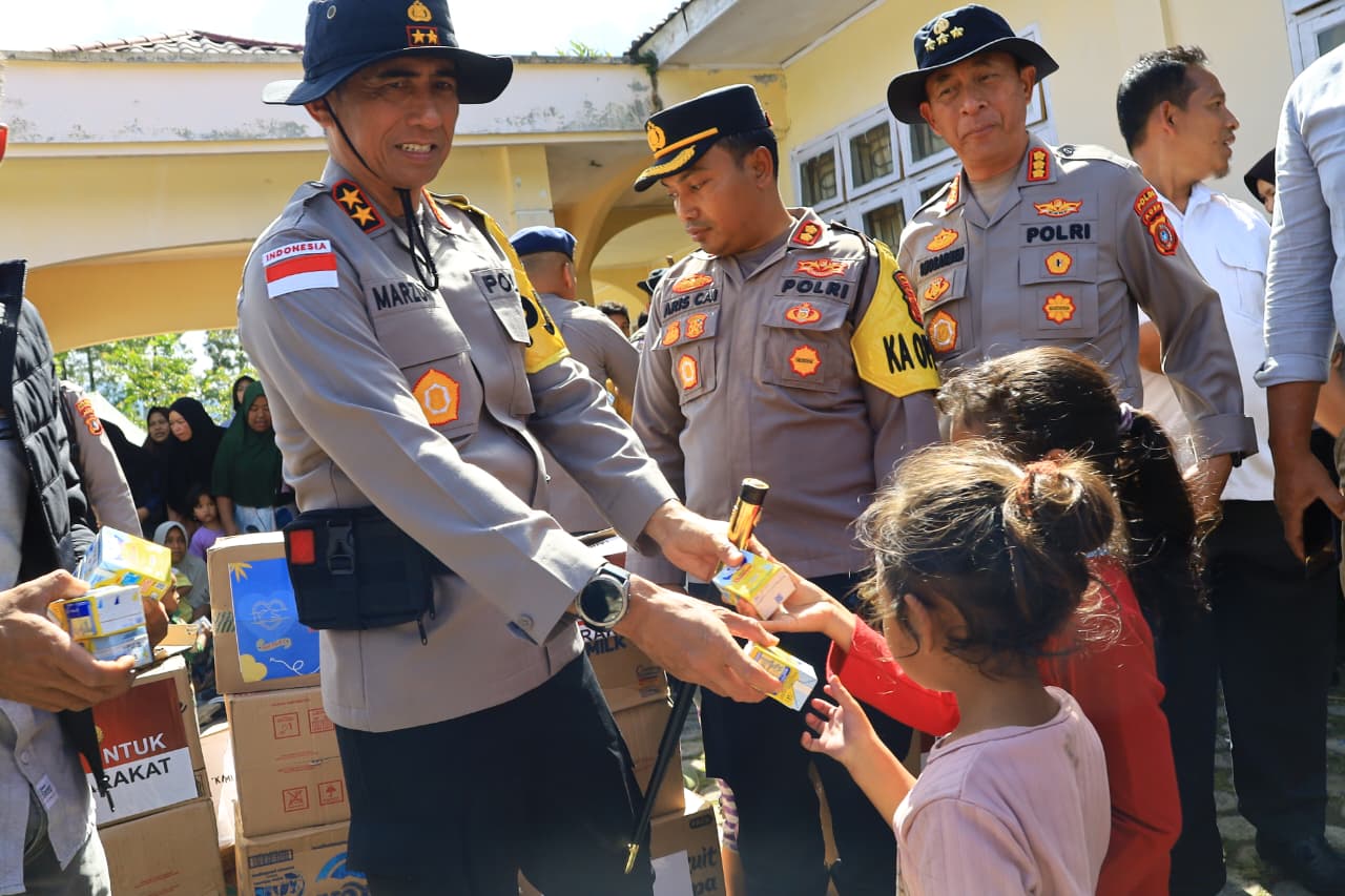 Kapolda Aceh Sapa dan Hibur Anak-Anak di Posko Pengungsian Pasca Kepanikan Gunung Burni Telong