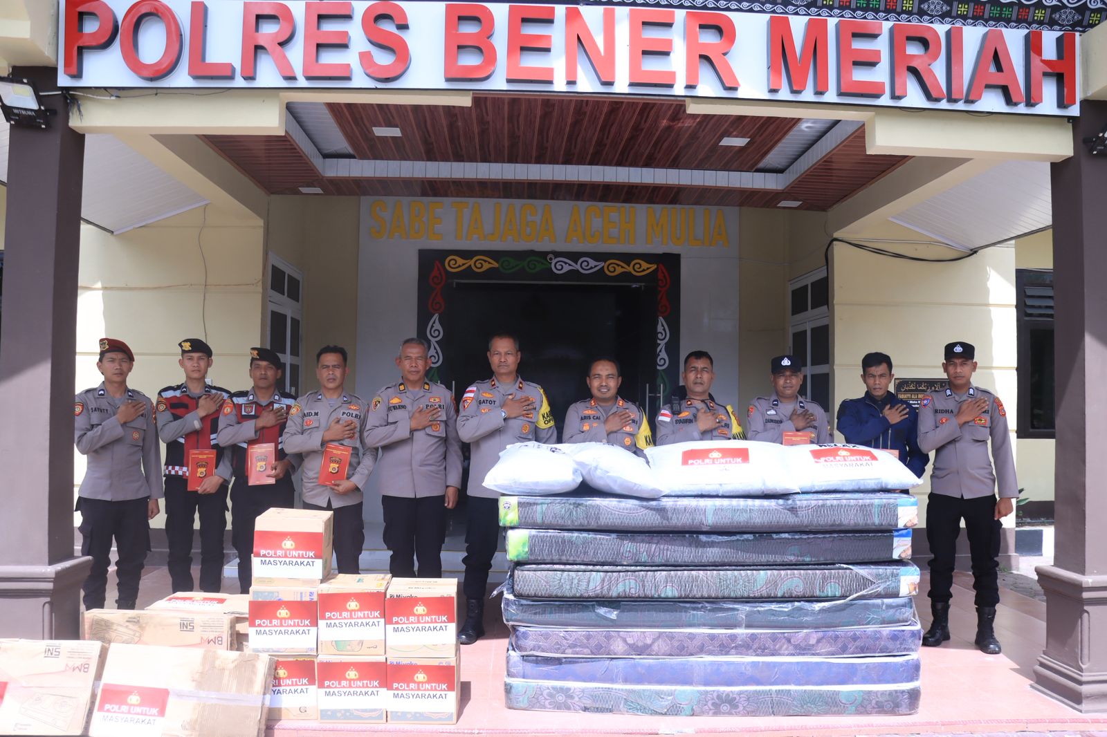 Kapolres Bener Meriah Serahkan Bantuan Kapolri dan Kapolda Aceh kepada Personel Terdampak Banjir dan Longsor