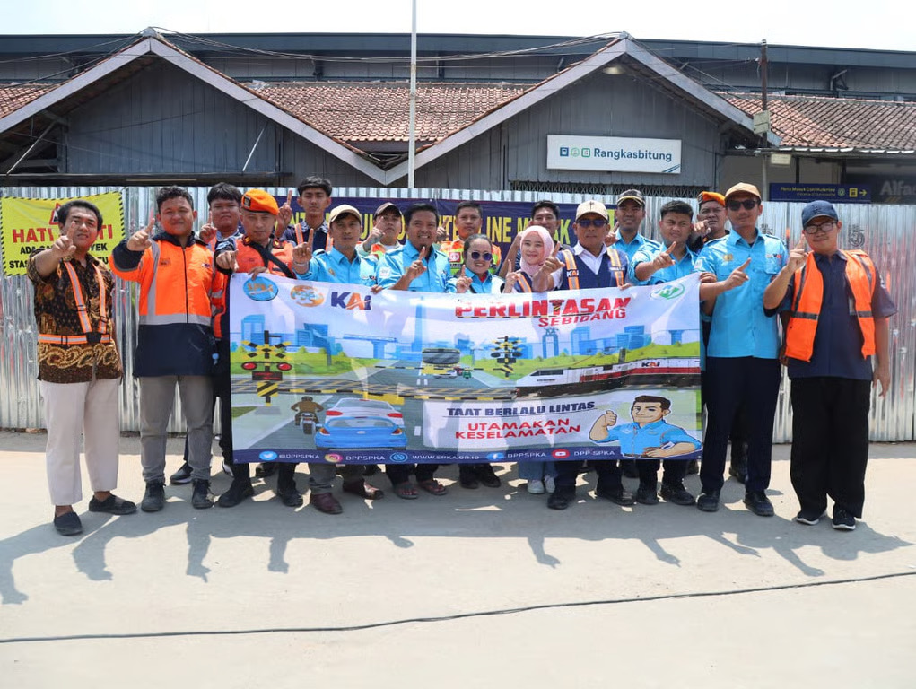 KAI Daop 1 Jakarta Bersama Serikat Pekerja dan Komunitas Railfans Gencarkan Sosialisasi Keselamatan di Perlintasan Sebidang Rangkasbitung