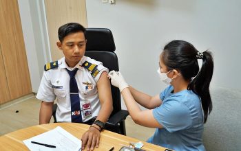 KAI Vaksinasi Petugas LRT Jabodebek Jelang Angkutan Nataru 2025/2026