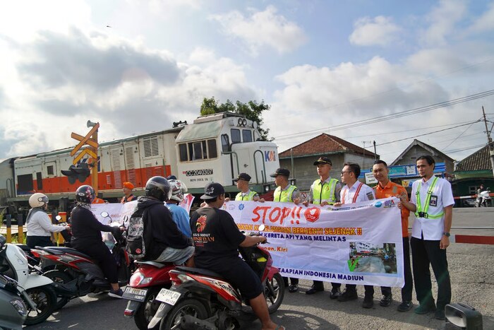 KAI Daop 7 Madiun Gandeng Taruna dan Taruni PPI, Perkuat Edukasi Keselamatan di Perlintasan Sebidang
