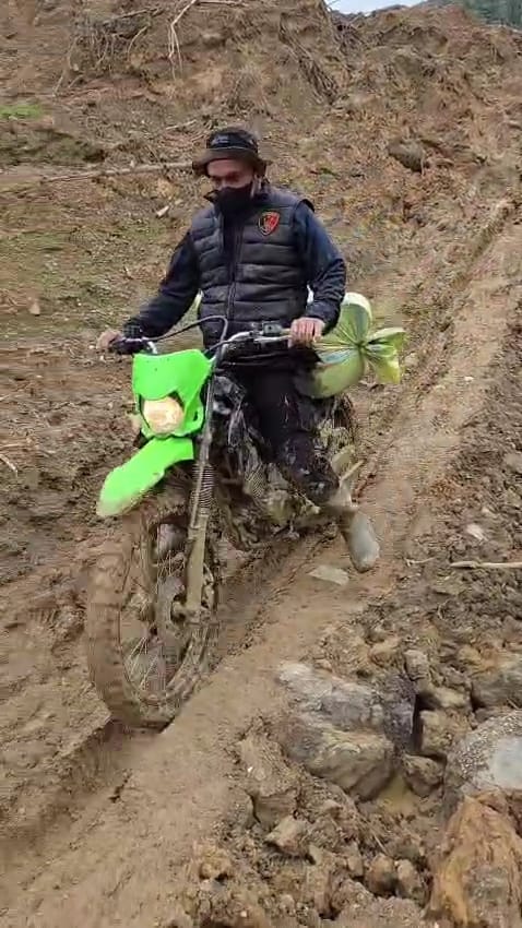 Menembus Medan Ekstrem, Personel Polres Aceh Tengah Antar Bantuan Logistik ke Desa Terisolir